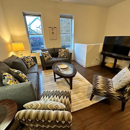 West Town Hideaway Sleeps 18 With Parking!