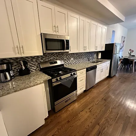 West Town Hideaway Sleeps 18 With Parking! Holiday home *