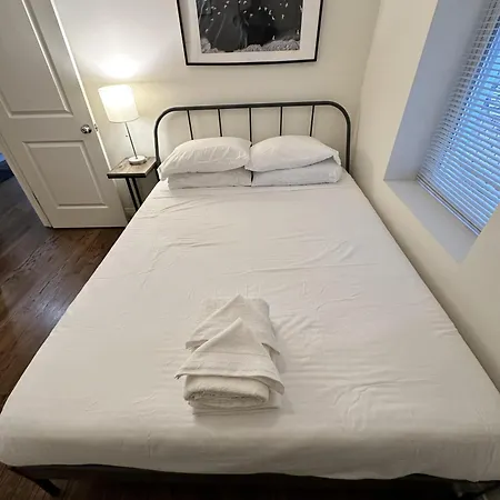 West Town Hideaway Sleeps 18 With Parking! *