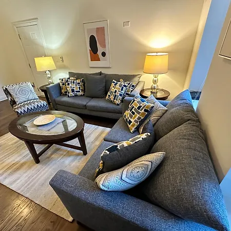 West Town Hideaway Sleeps 18 With Parking! Chicago