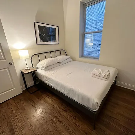 West Town Hideaway Sleeps 18 With Parking! * Chicago