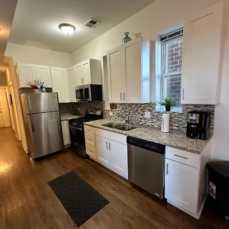 West Town Hideaway Sleeps 18 With Parking! Holiday home