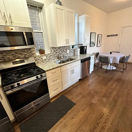 West Town Hideaway Sleeps 18 With Parking! Chicago