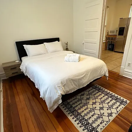 Vintage-modern Hideaway In Logan Square *