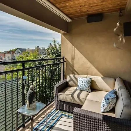 Upscale Penthouse Private Balcony Chicago