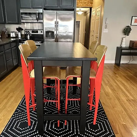 Trendy Wicker Park Loft With Parking *