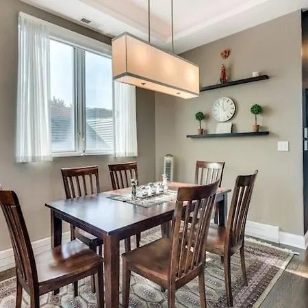 Upscale Penthouse Private Balcony Holiday home *