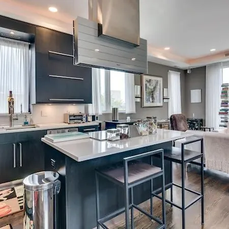 Upscale Penthouse Private Balcony * Chicago