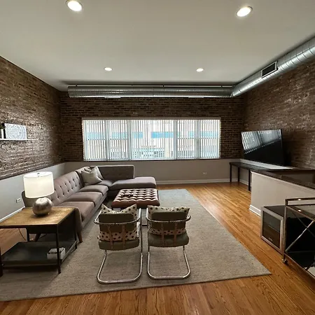 Trendy Wicker Park Loft With Parking Holiday home