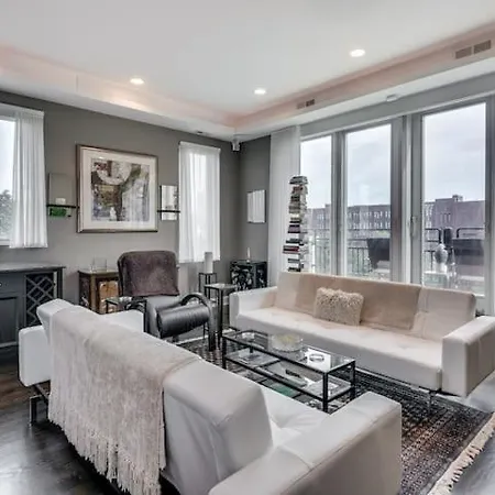 Upscale Penthouse Private Balcony Holiday home