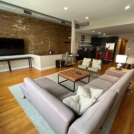 Trendy Wicker Park Loft With Parking