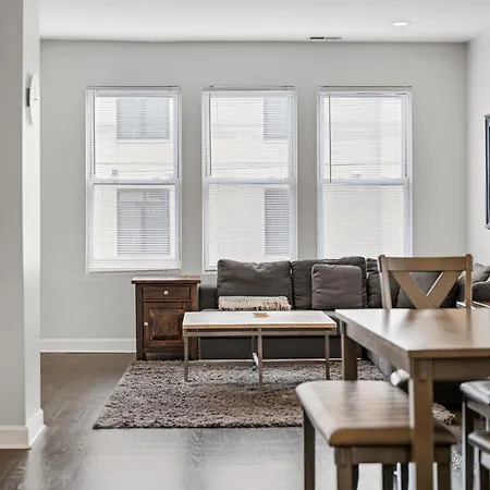 Spacious Hideaway Minutes From Downtown With Parking * Chicago