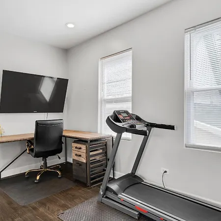 Spacious Hideaway Minutes From Downtown With Parking Holiday home