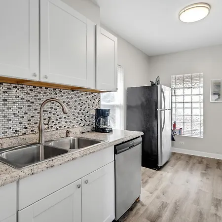 Spacious Hideaway Minutes From Downtown With Parking * Chicago