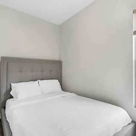Spacious Hideaway Minutes From Downtown With Parking Holiday home Chicago