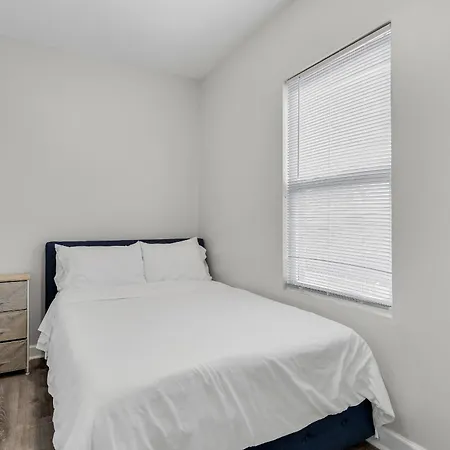 Spacious Hideaway Minutes From Downtown With Parking Chicago