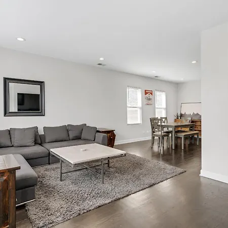 Spacious Hideaway Minutes From Downtown With Parking Holiday home Chicago