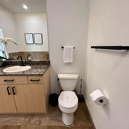 Old Town Pied-a-terre With Private Terrace And Parking! Holiday home Chicago