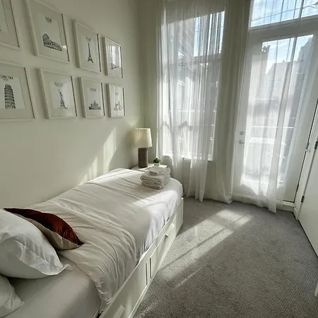 Old Town Pied-a-terre With Private Terrace And Parking! Holiday home Chicago