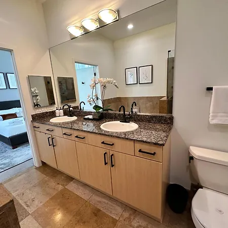 Old Town Pied-a-terre With Private Terrace And Parking! * Chicago