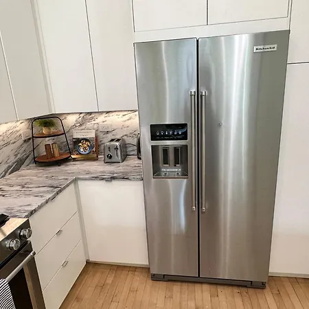 Old Town Pied-a-terre With Private Terrace And Parking! Chicago