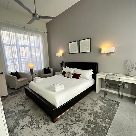 Old Town Pied-a-terre With Private Terrace And Parking! Chicago
