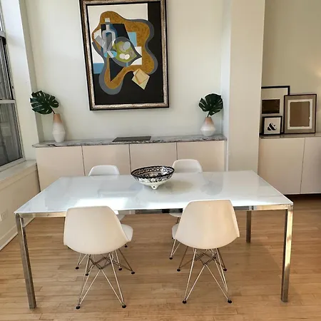 Old Town Pied-a-terre With Private Terrace And Parking! Holiday home Chicago