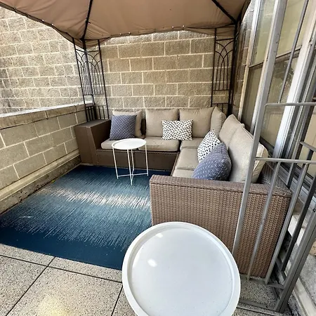 Old Town Pied-a-terre With Private Terrace And Parking! Chicago