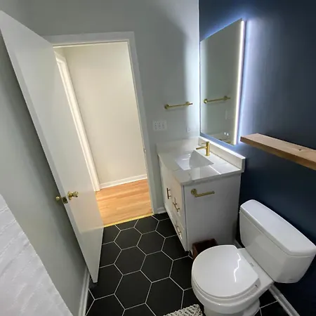 Modern Wrigley Oasis With Parking! * Chicago
