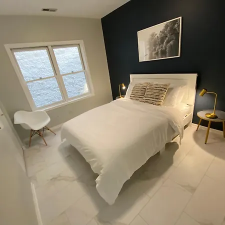 Modern Wrigley Oasis With Parking! Holiday home