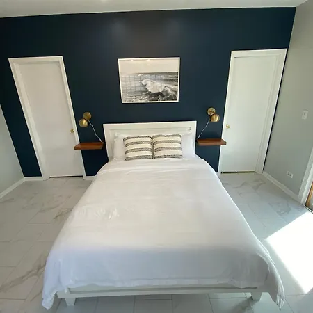 Modern Wrigley Oasis With Parking! Holiday home Chicago