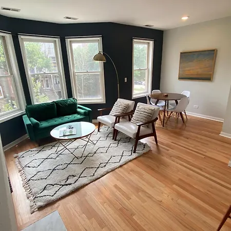 Modern Wrigley Oasis With Parking! Holiday home Chicago