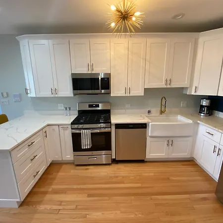 Modern Wrigley Oasis With Parking! * Chicago