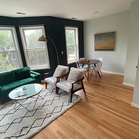 Modern Wrigley Oasis With Parking! Chicago