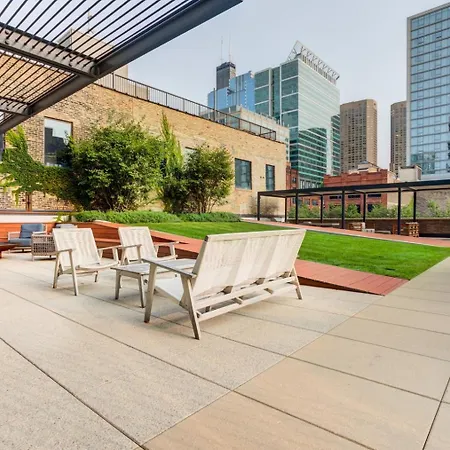Apartment W Loop W Deck Pool Gym 3 Blocks To L Chi-643 *