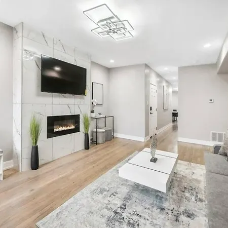 The Chic Urban Oasis Near The Lake!