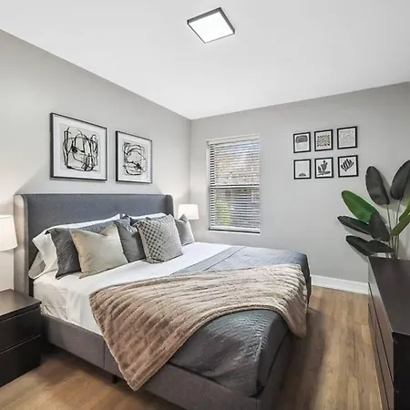 The Chic Urban Oasis Near The Lake! Apartment