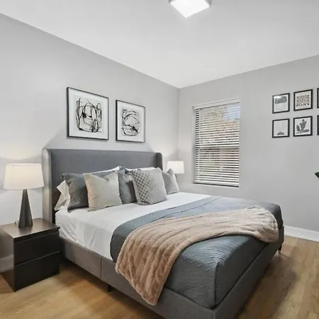 The Chic Urban Oasis Near The Lake!