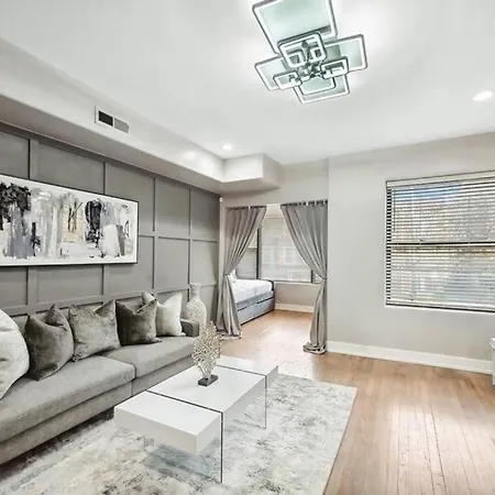 The Chic Urban Oasis Near The Lake! *
