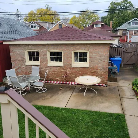 Well-appointed Cozy Portage Park Apt, Dogs, Kids, Free Parking, 420 Compliant *