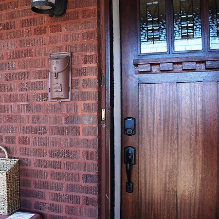 Well-appointed Cozy Portage Park Apt, Dogs, Kids, Free Parking, 420 Compliant Chicago
