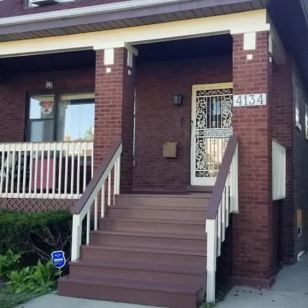 Well-appointed Cozy Portage Park Apt, Dogs, Kids, Free Parking, 420 Compliant Apartment *