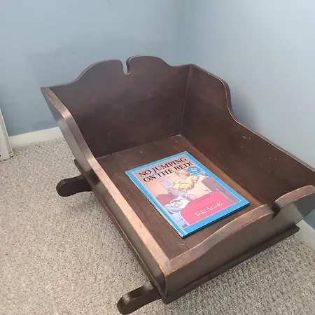 Well-appointed Cozy Portage Park Apt, Dogs, Kids, Free Parking, 420 Compliant Apartment *