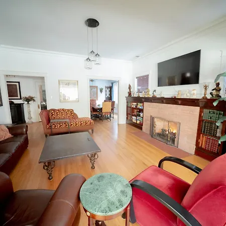 Bootlegger House Sleeps 10-20 Free Tv & Parking