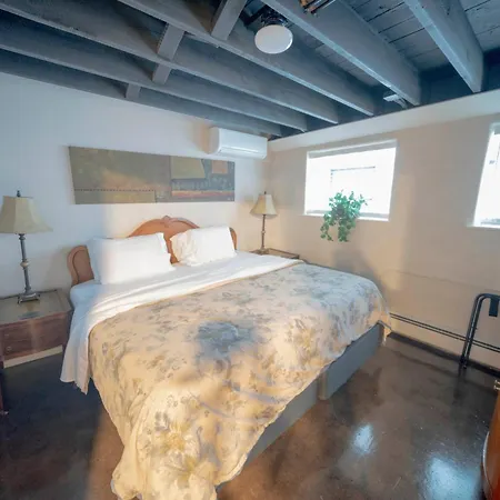 Bootlegger House Sleeps 10-20 Free Tv & Parking *