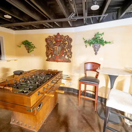Bootlegger House Sleeps 10-20 Free Tv & Parking