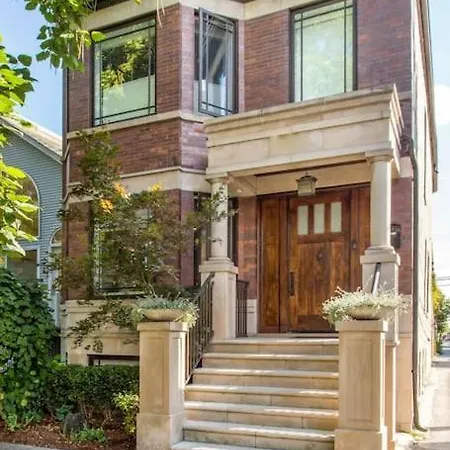 Featured In Socials Luxurious Airbnbs Villa Chicago