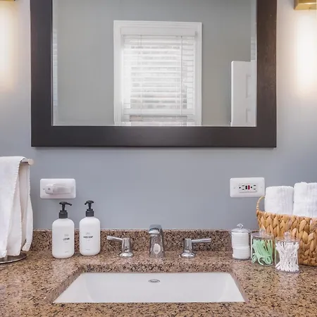 Modern Townhome With King & Private Patio Holiday home