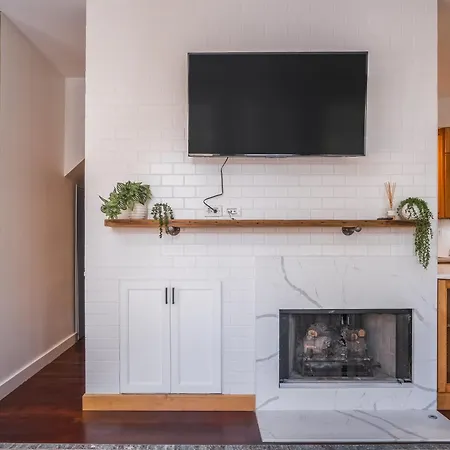 Modern Townhome With King & Private Patio Holiday home