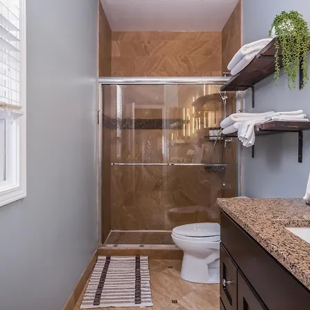 Modern Townhome With King & Private Patio *